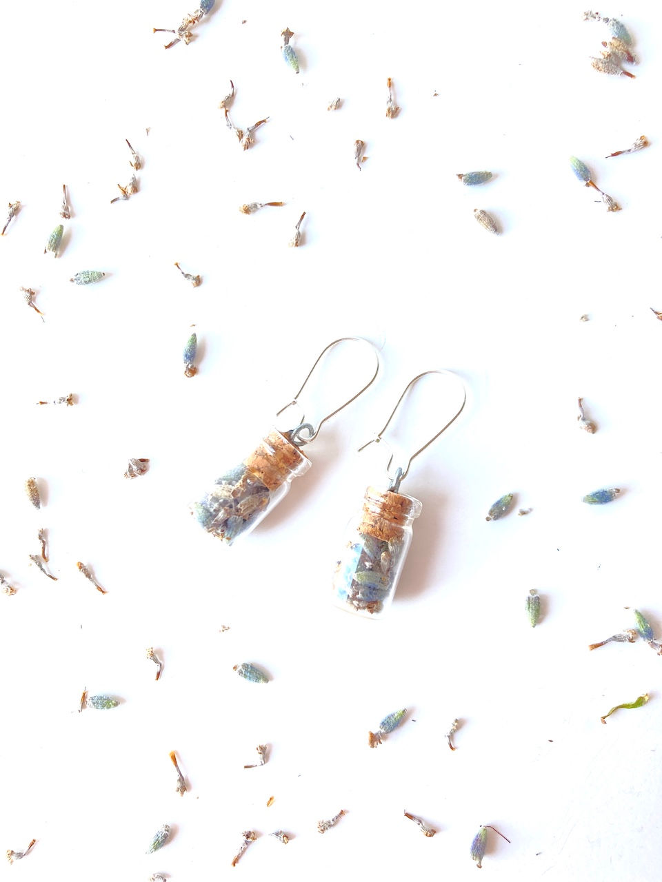 Thumbnail: boucles d'oreilles lavande fioles de fleurs séchées par All Things Natural France