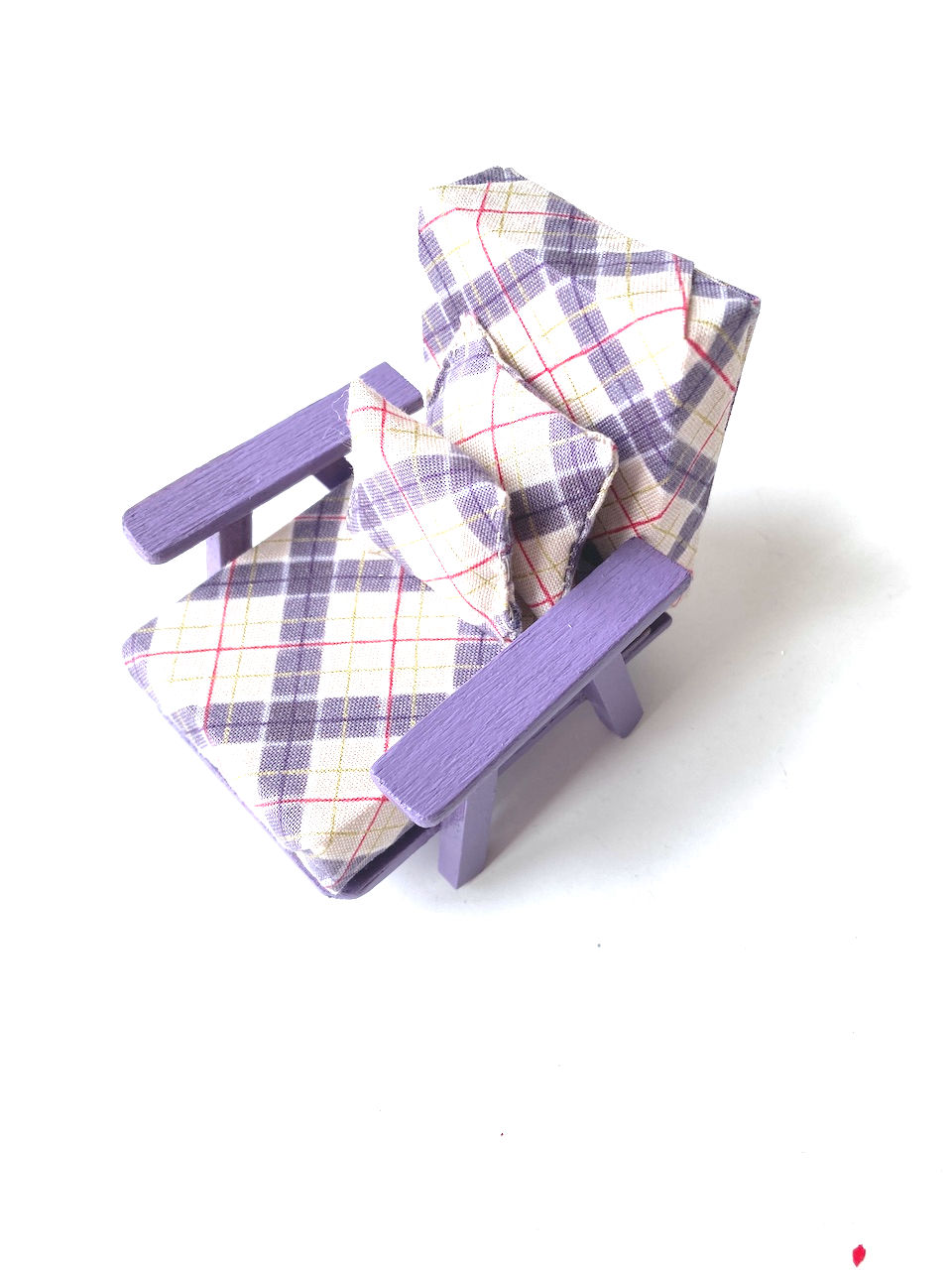 Miniature : Fauteuil de salon miniature mid century violet avec tartan fait main meuble de poupee Saucisse Mercerie