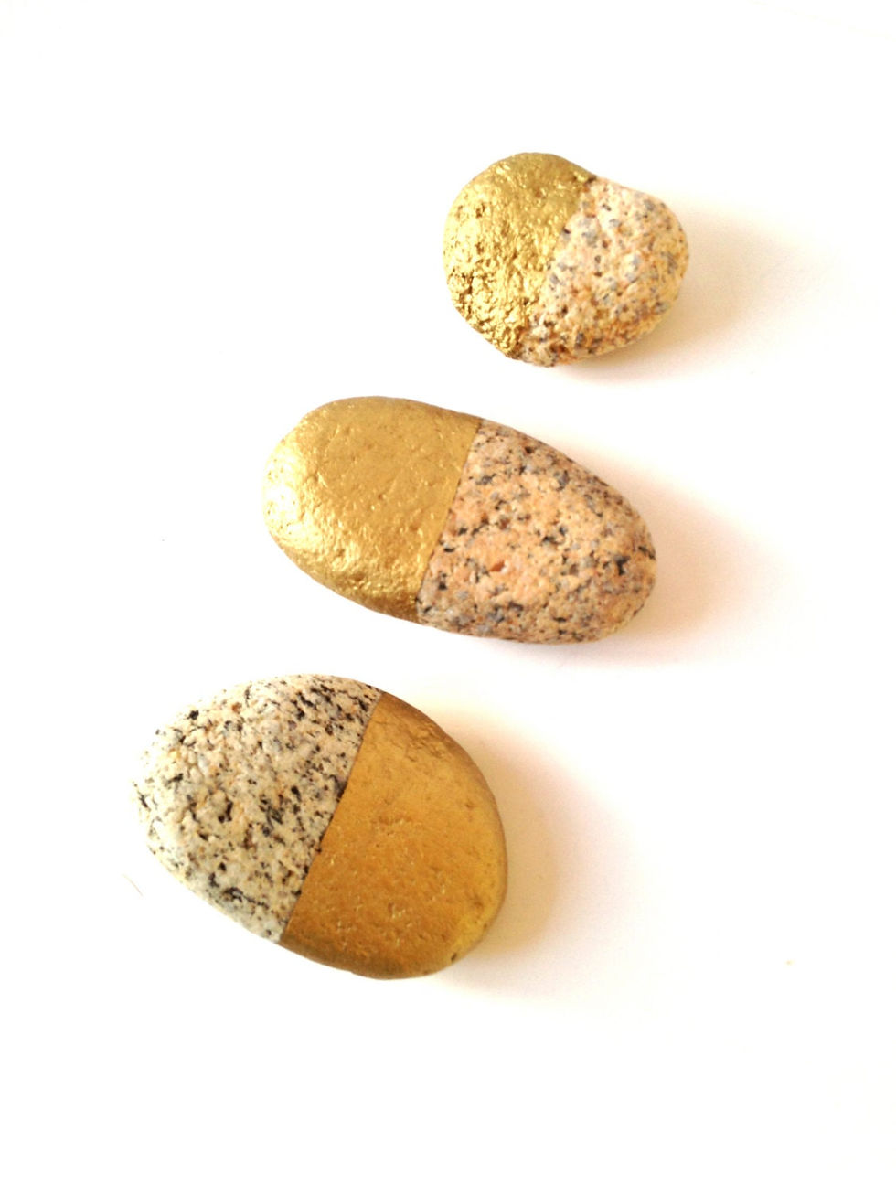 Thumbnail: Décoration de trois GALETS DORÉS galets ronds naturels peints