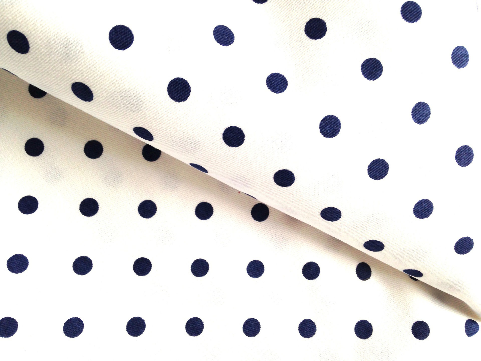 Joli coupon de coton motif pois BLANC / BLEU MARINE 158 X 100 cm