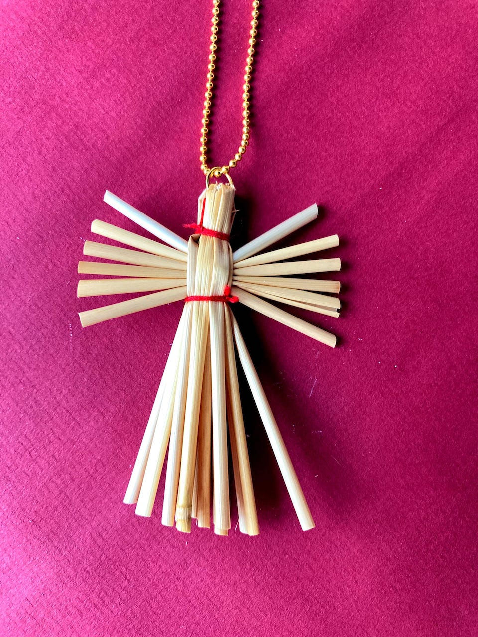 Thumbnail: Sautoir fait main avec pendentif en paille naturelle L'ANGE chaîne dorée