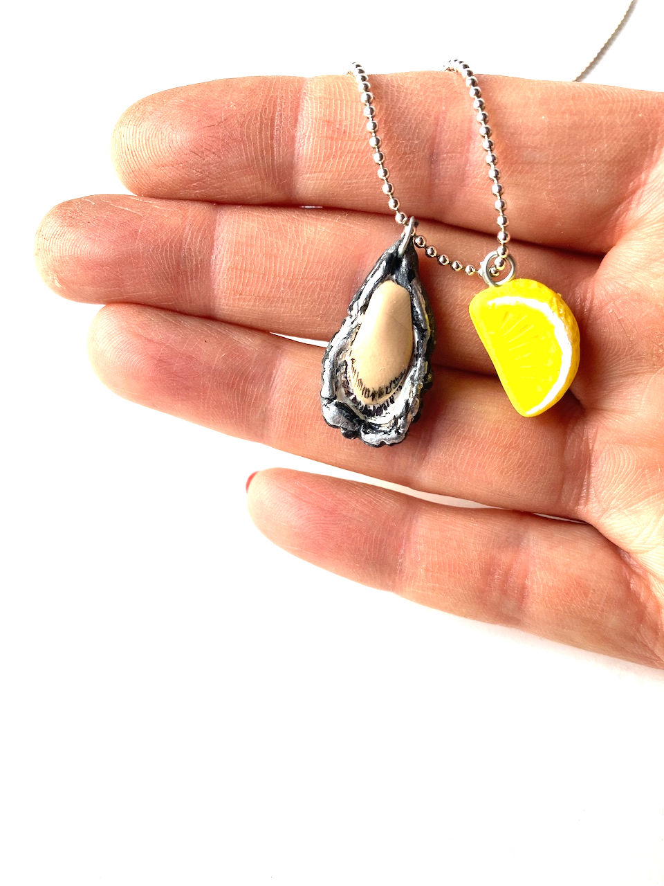 Thumbnail: pendentifs huitre miniature et quart de citron huître polymère miniature The Sausage Jewels
