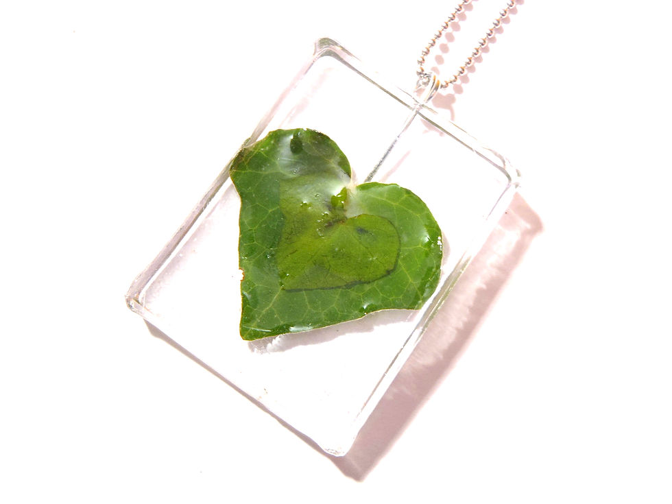 Thumbnail: Sautoir Feuilles sous la pluie, création All Things Natural Octobre 2013