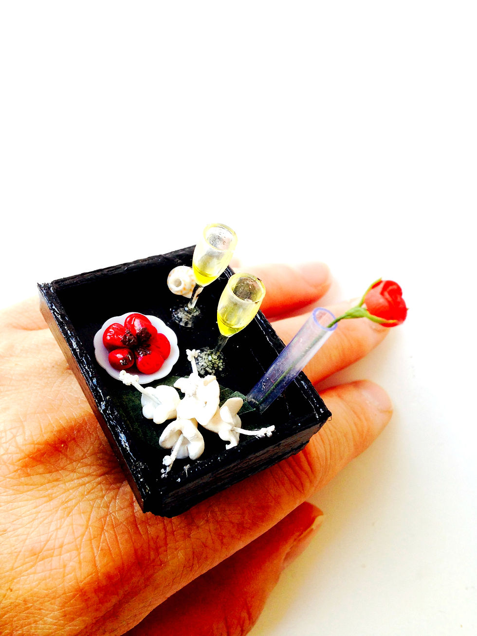 Thumbnail: Bague HONEYMOON SWEET fraises coupes champagne hibiscus blanc miniatures