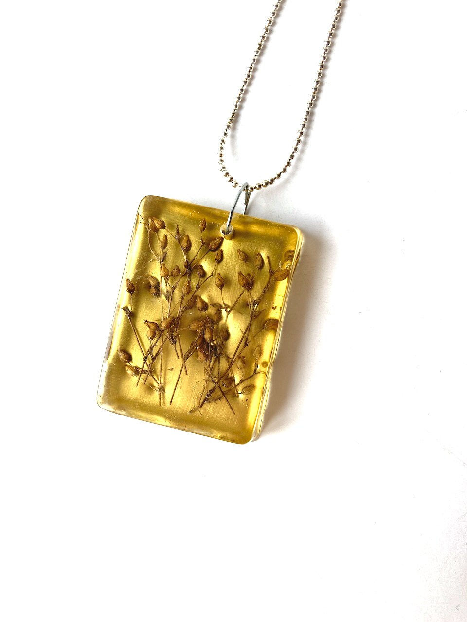 Thumbnail: Sautoir SEMIS fond doré pendentif rectangle