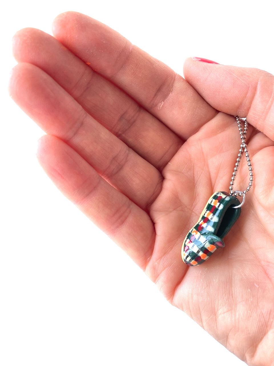 Thumbnail: main avec pendentif charentaise pantoufle miniature verte en tartan