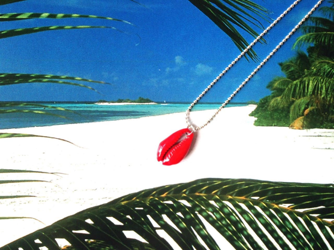 Sautoir fait main petit coquillage CAURI peint en rouge chaîne argentée