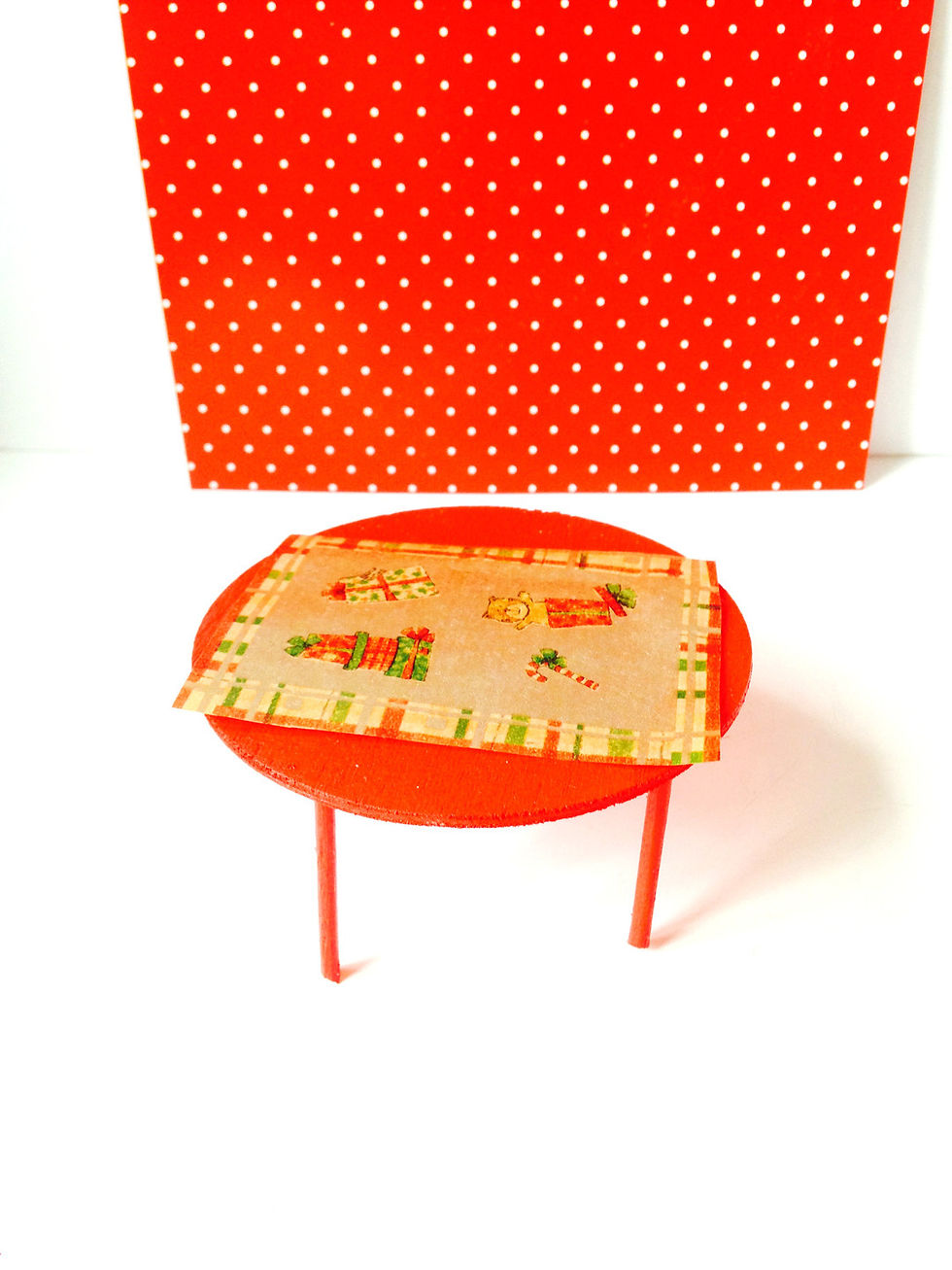 Miniature : Table miniature rouge, pour maison de poupée, ronde