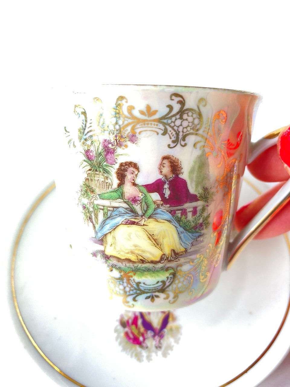 Miniature : Tasse à thé romantique  FÊTES GALANTES porcelaine irisée avec couple