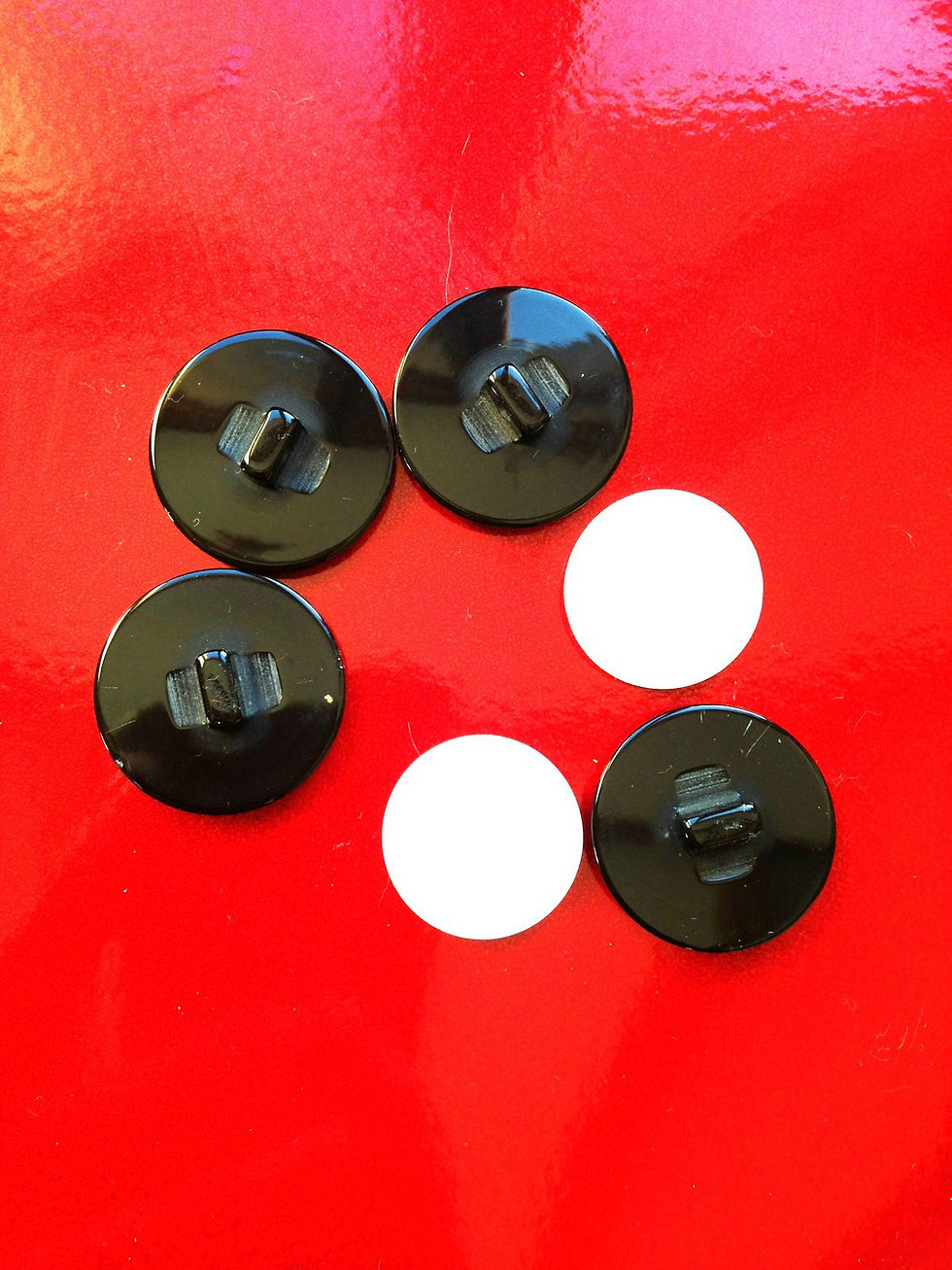 Miniature : Lot de 6 boutons vintage, en résine, 4 noirs et 2 blancs plus petits
