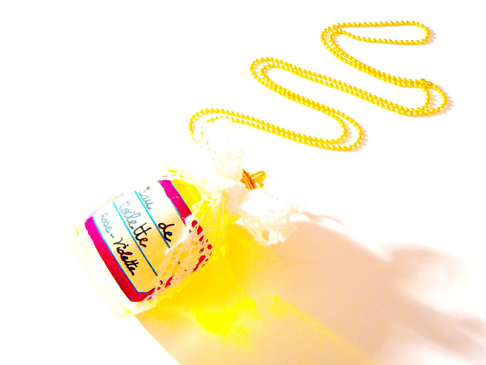 Thumbnail: Sautoir Le PARFUM DE LA REINE petite fiole et dentelles