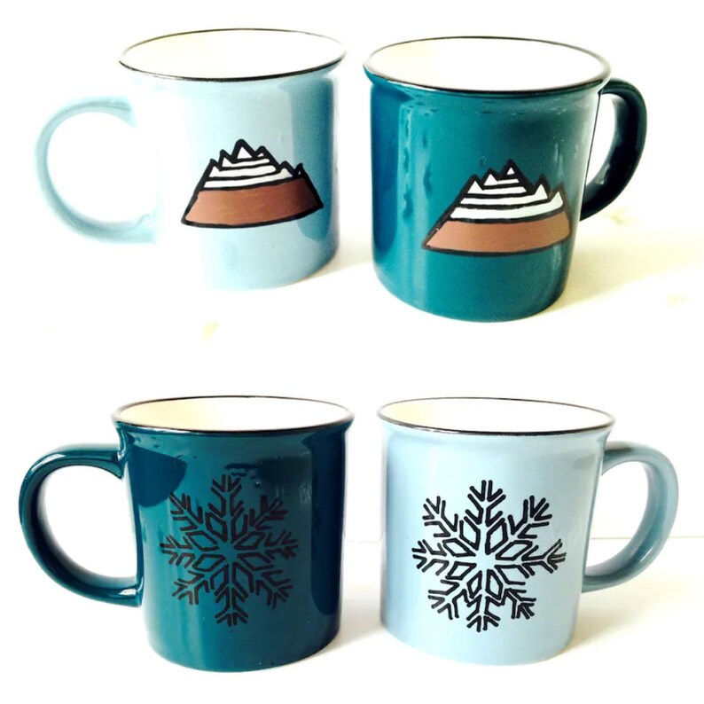 Thumbnail: Tasses Le premier flocon neige montagne ski bleues paire par SophieLDesign