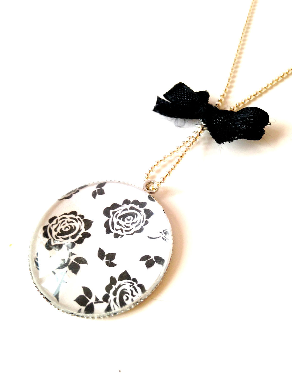 Thumbnail: Sautoir cabochon ROSES NOIRES noeud noir velours