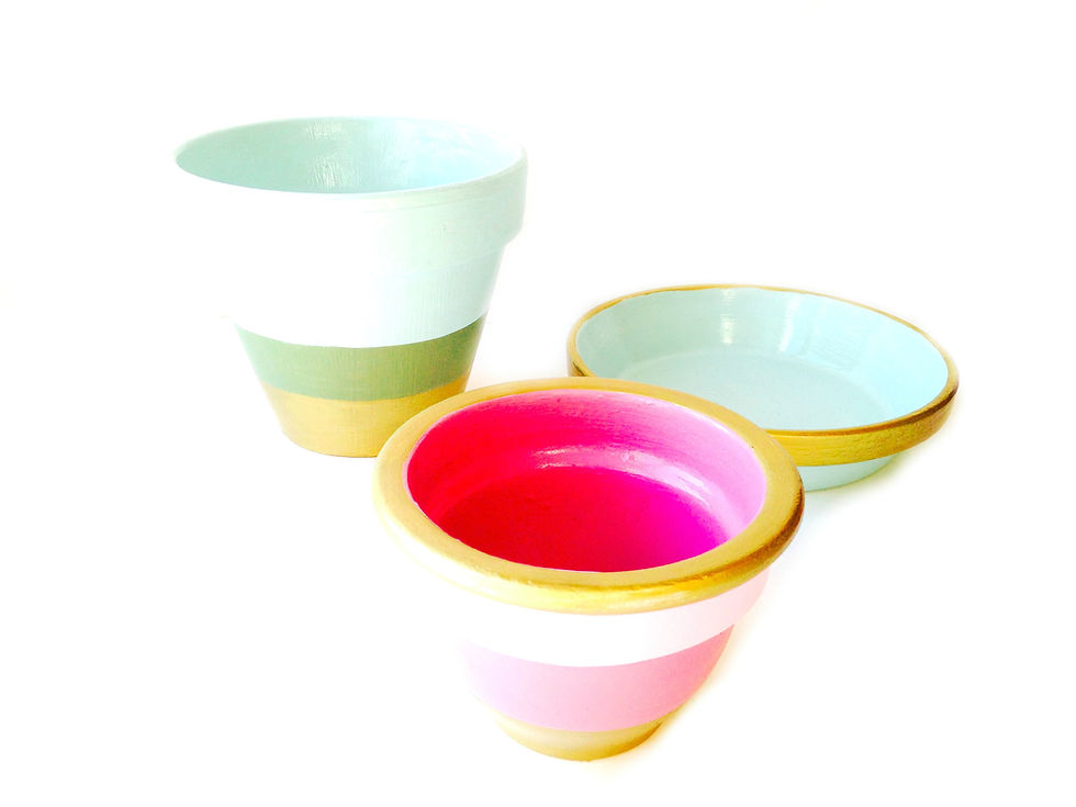 Miniature : pots en terre cuite jardinage deux pots peints et une assiette