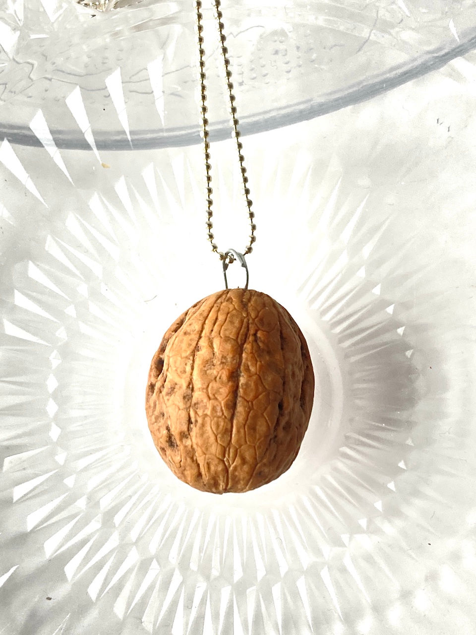 Thumbnail: Sautoir FLEUR DE NOIX pendentif noix naturelle
