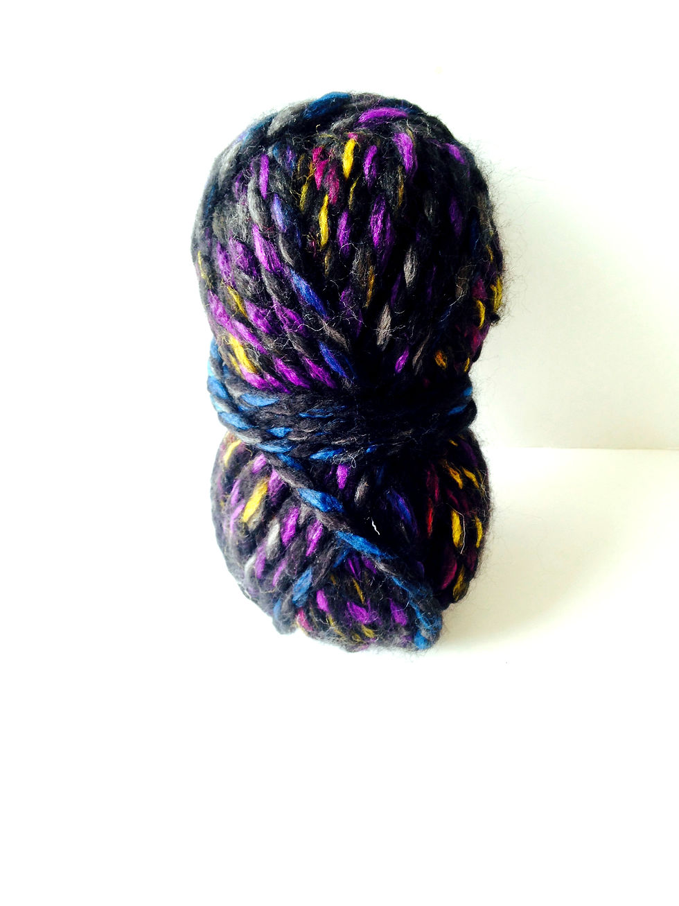 Miniature : 100 grs de laine noir / violet 80% acrylique 20% laine