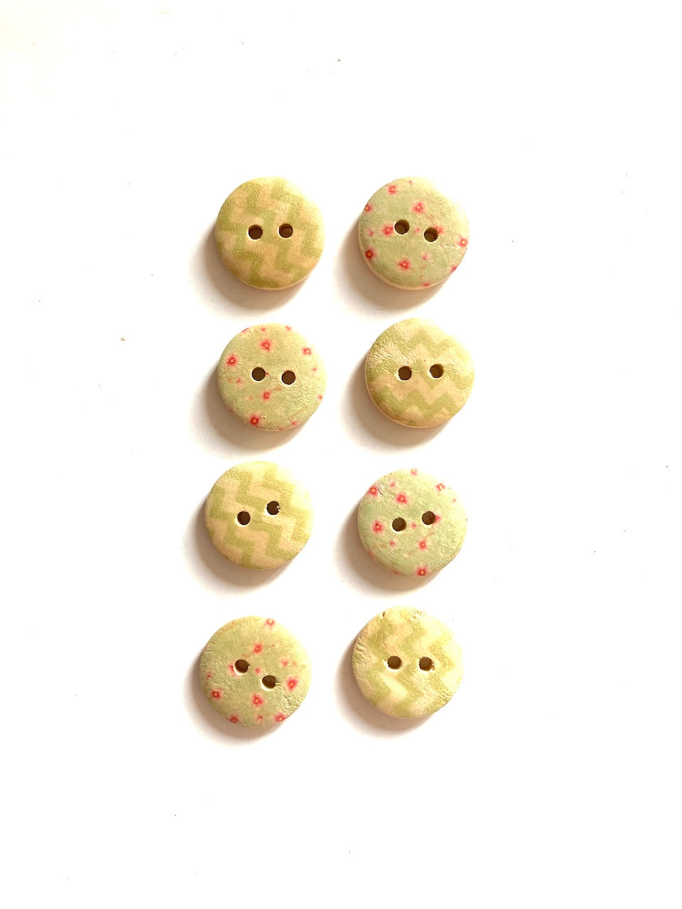 Boutons imprimés avec jolis motifs verts chevrons et fleurs lot de 8