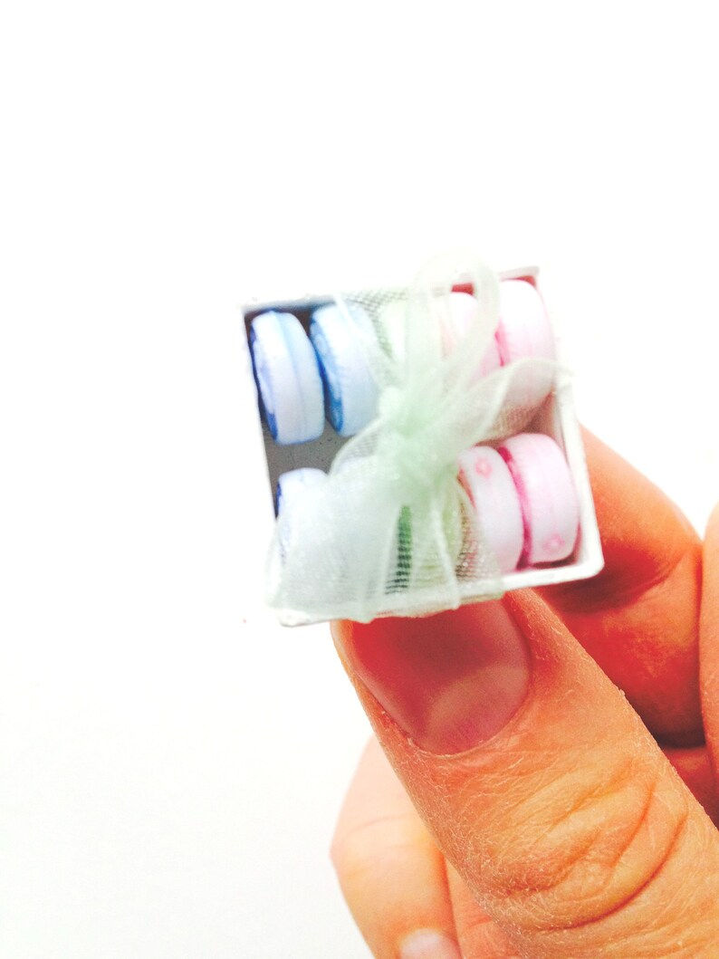 Thumbnail: Bague LA P'TITE BOÎTE DE MACARONS pastel miniature noeud vert
