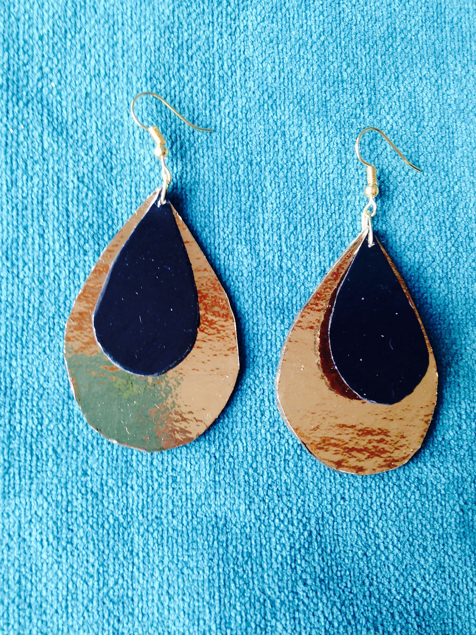 Thumbnail: Boucles d'oreilles NOIR ET OR cartonnées forme goutte, par The Sausage