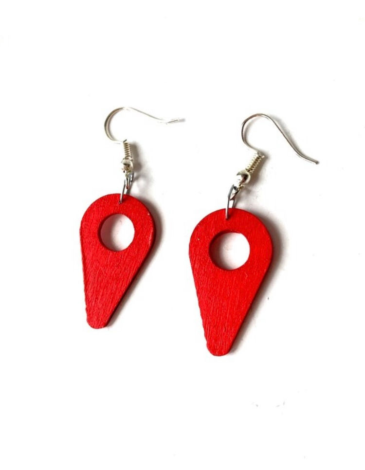 Thumbnail: Boucles d'oreilles VOUS ÊTES ICI géotag rouge en bois peint 