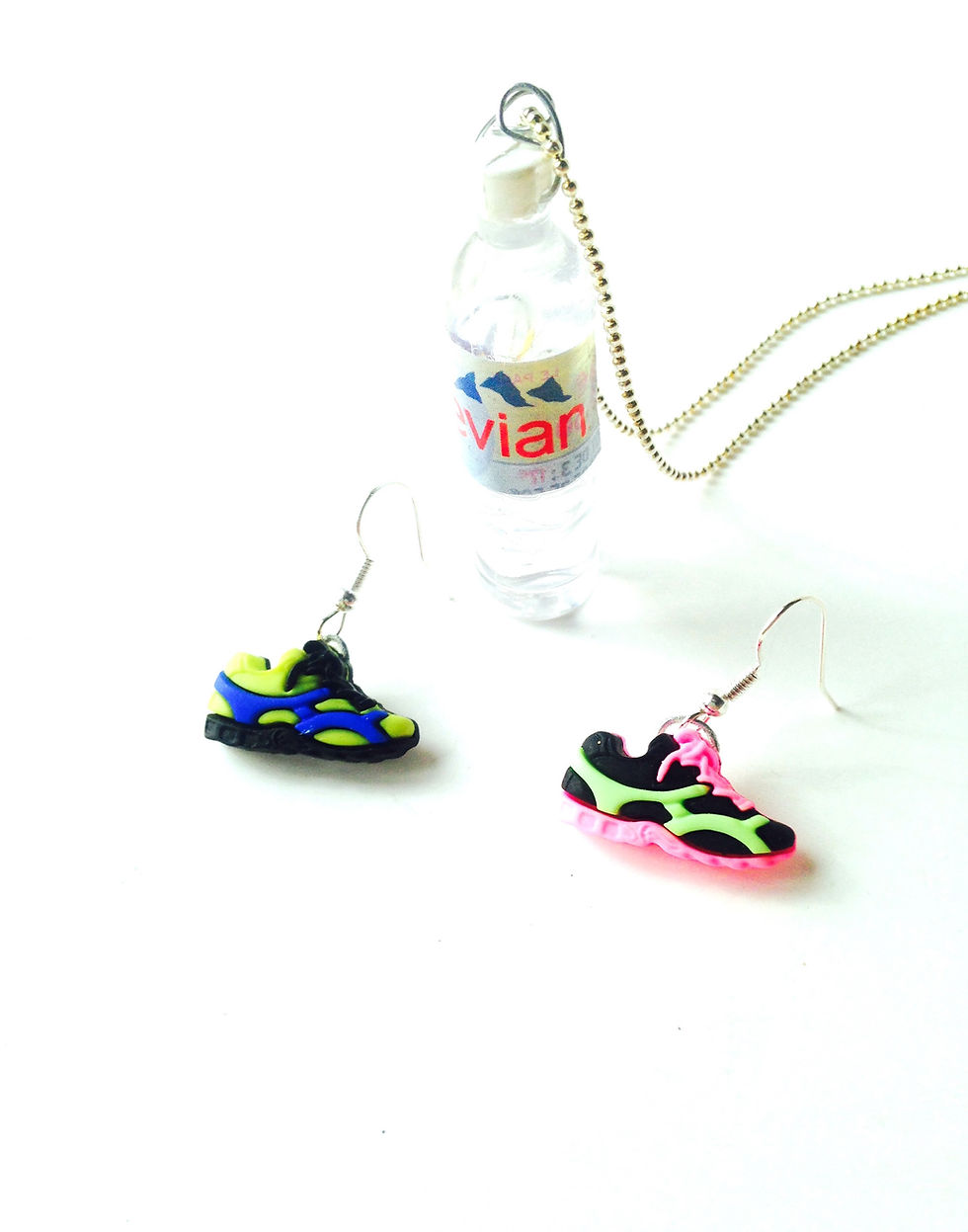 Thumbnail: Parure de bijoux Le SPORT de HAUT NIVEAU, bouteille et baskets miniatures