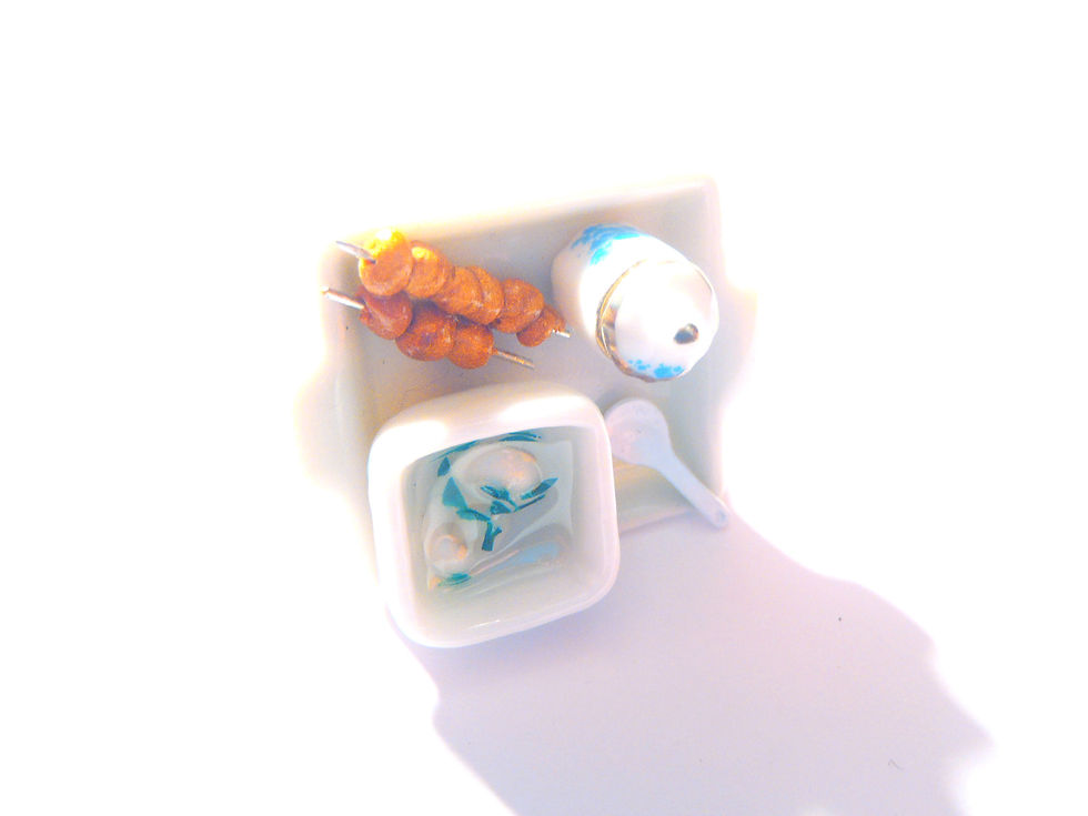 Thumbnail: Bague LE P'TIT REPAS JAPONAIS nourriture miniature brochettes thé vert