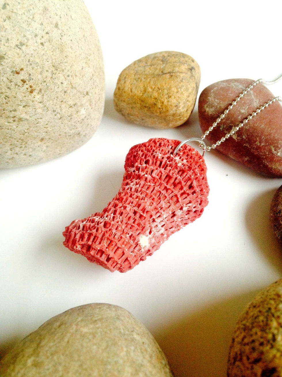 Thumbnail: COEUR DE CORAIL Sautoir avec pierre de corail rouge