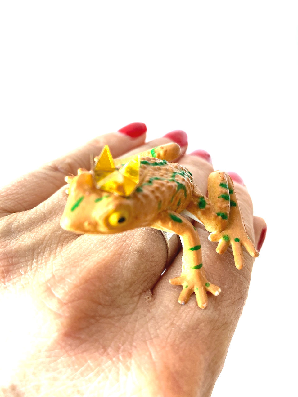 Thumbnail: Bague MON PRINCE grenouille jaune ocre miniature couronnée par The Sausage