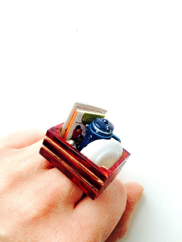 Thumbnail: Bague LE GRAND VIDE GRENIER cagette miniature par The Sausage Jewels
