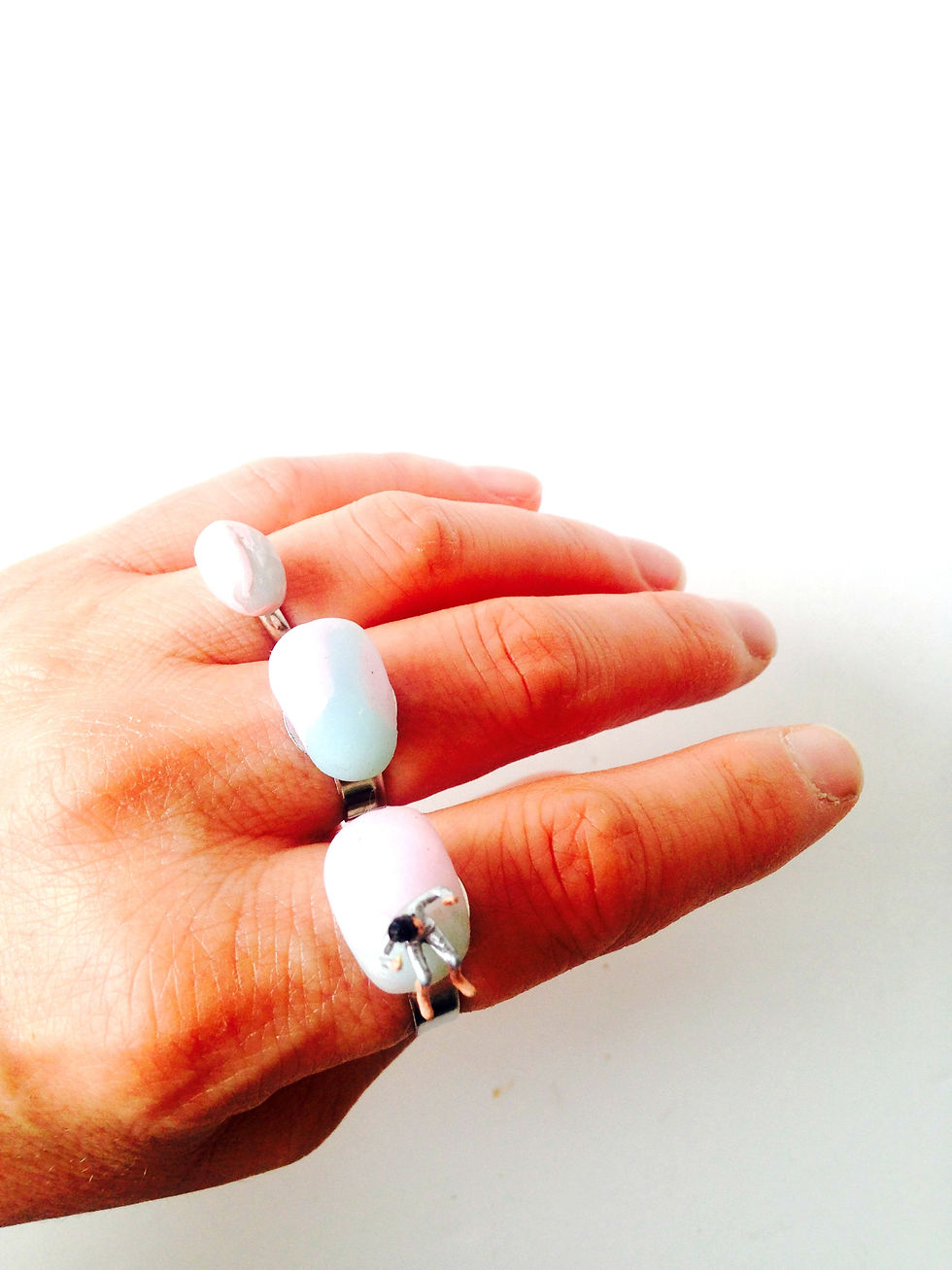 Thumbnail: bague petit poucet par The Sausage avec mini galets et homme miniature