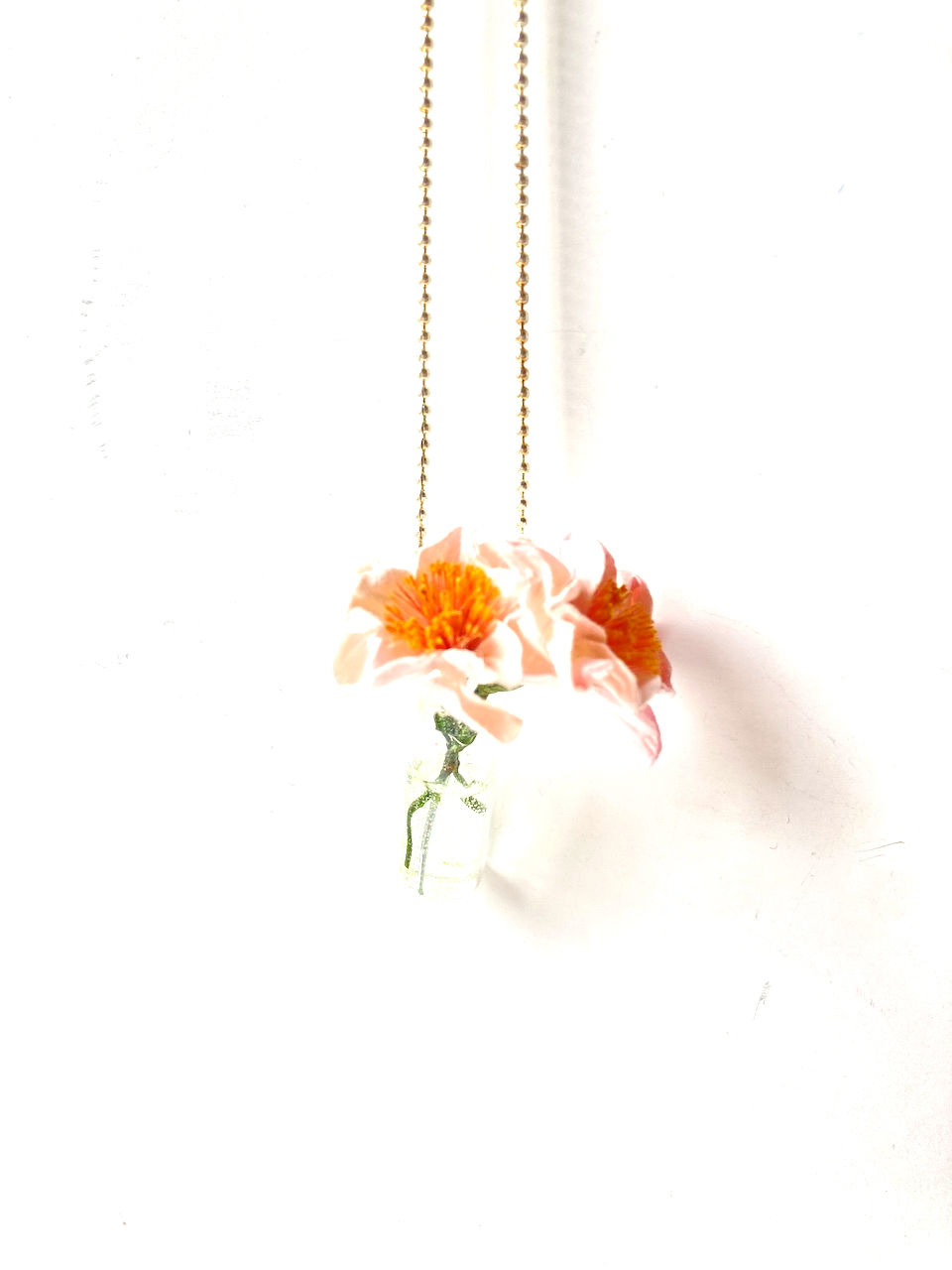 Thumbnail: Sautoir BONNE FÊTE MAMAN ! vase miniature avec Fleurs de lys roses