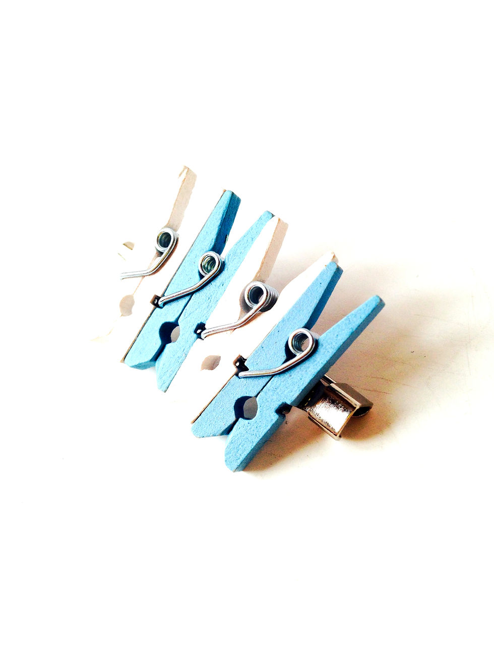 Thumbnail: Broche DEAUVILLE  bleu blanc pinces à linge miniatures