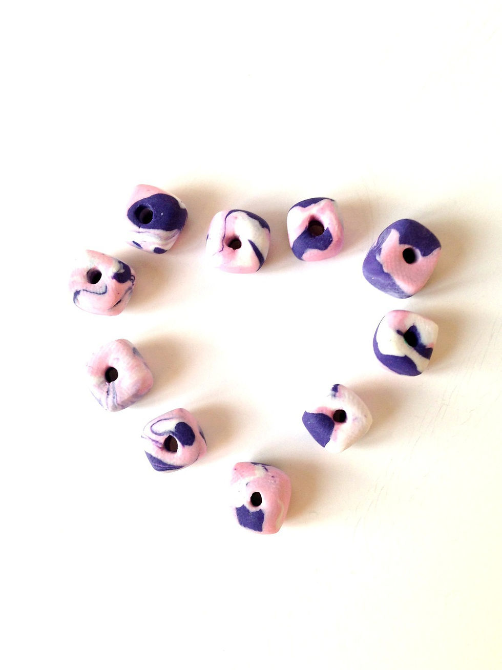 Perles cubiques guimauve rose violet blanc modelées à la main lot de 10