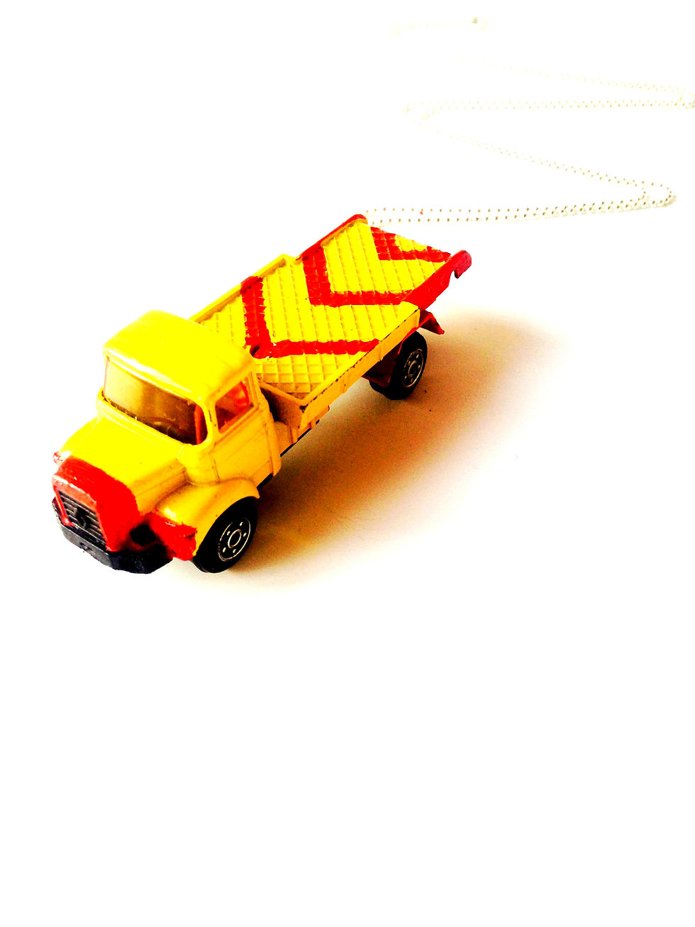 Thumbnail: bijou avec véhicule jaune petit camion par The Sausage