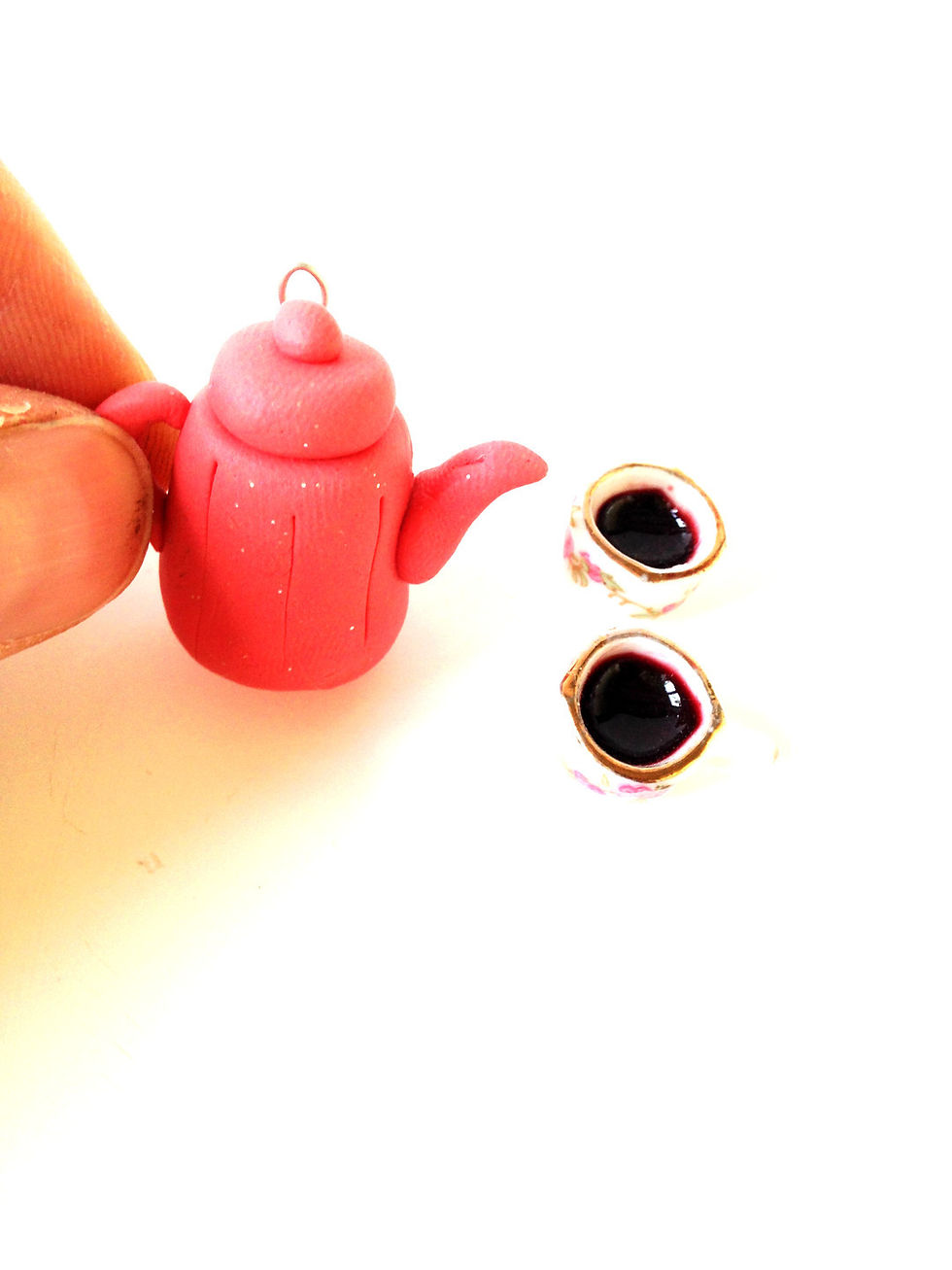 Miniature : Charm Mini théière corail pailletée faite main en pâte polymère
