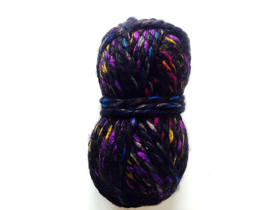 Miniature : 100 grs de laine noir / violet 80% acrylique 20% laine