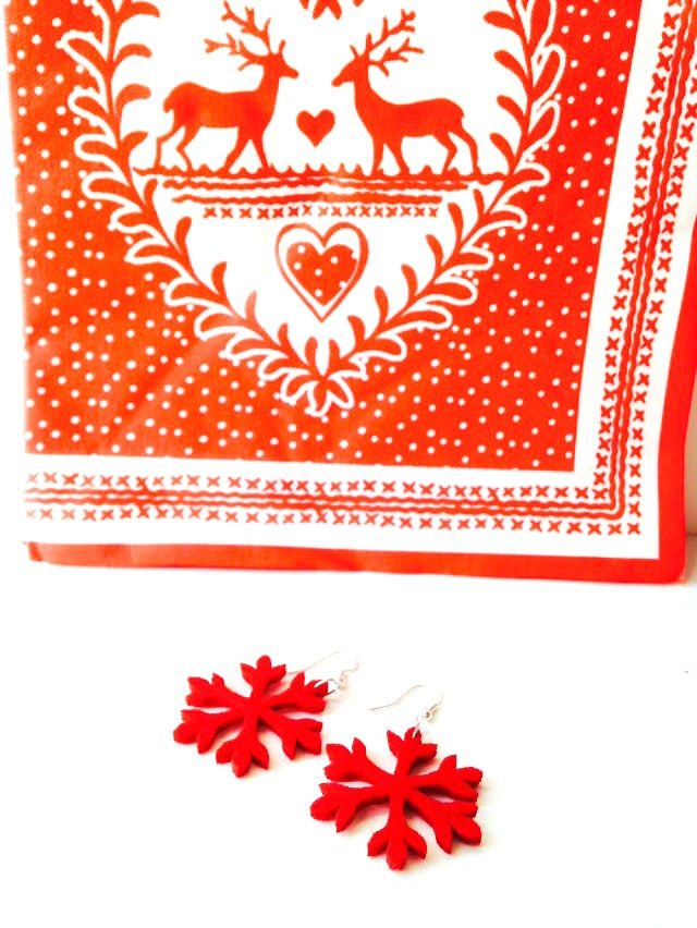 Thumbnail: Boucles d'oreilles PETITS FLOCONS de neige rouges en feutrine