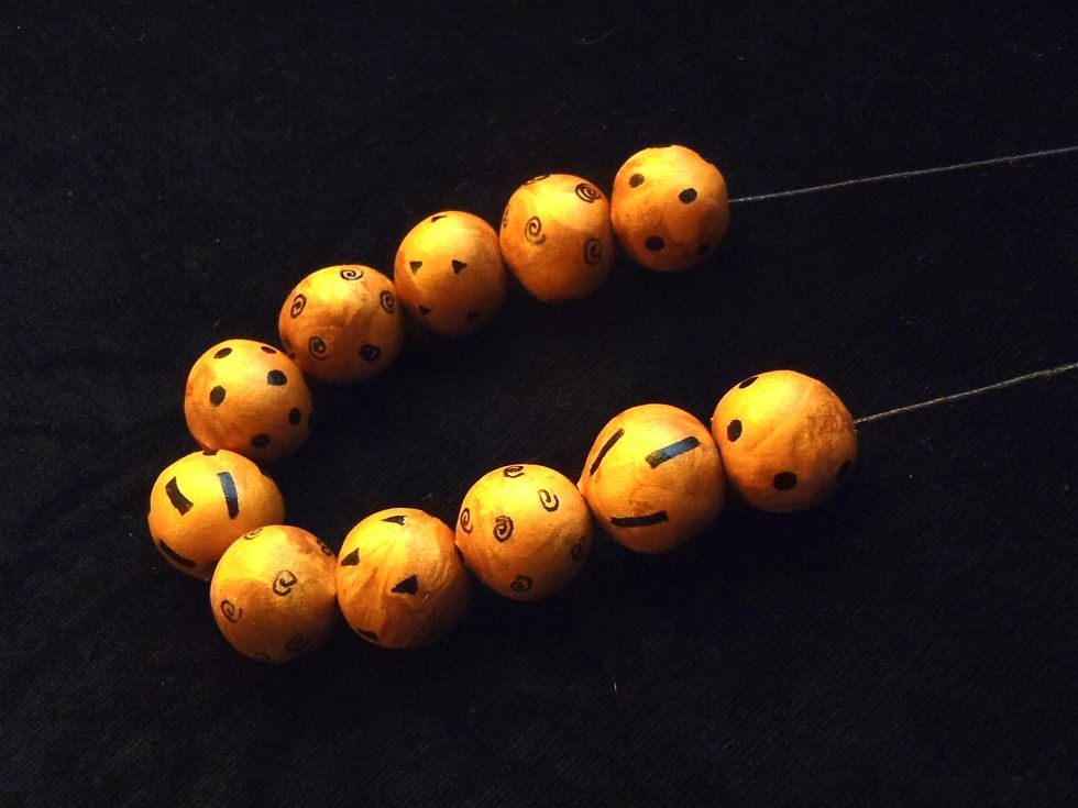 Thumbnail: Collier ART DÉCO perles dorées modelées décorées à la main