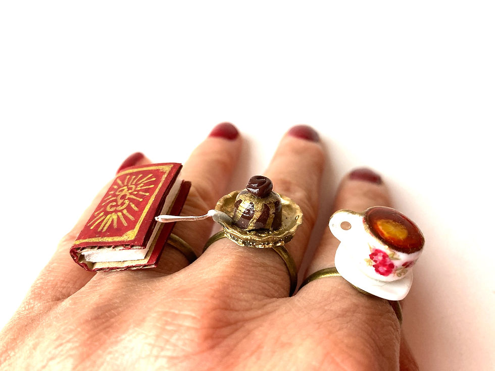 Thumbnail: main avec la bague le the parfait trois bagues livre the et cake