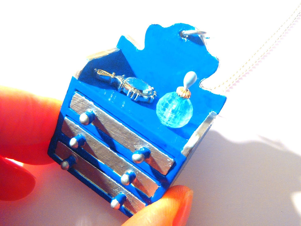 Thumbnail: Sautoir J'SUIS PAS COMMODE ou la relookeuse, commode miniature