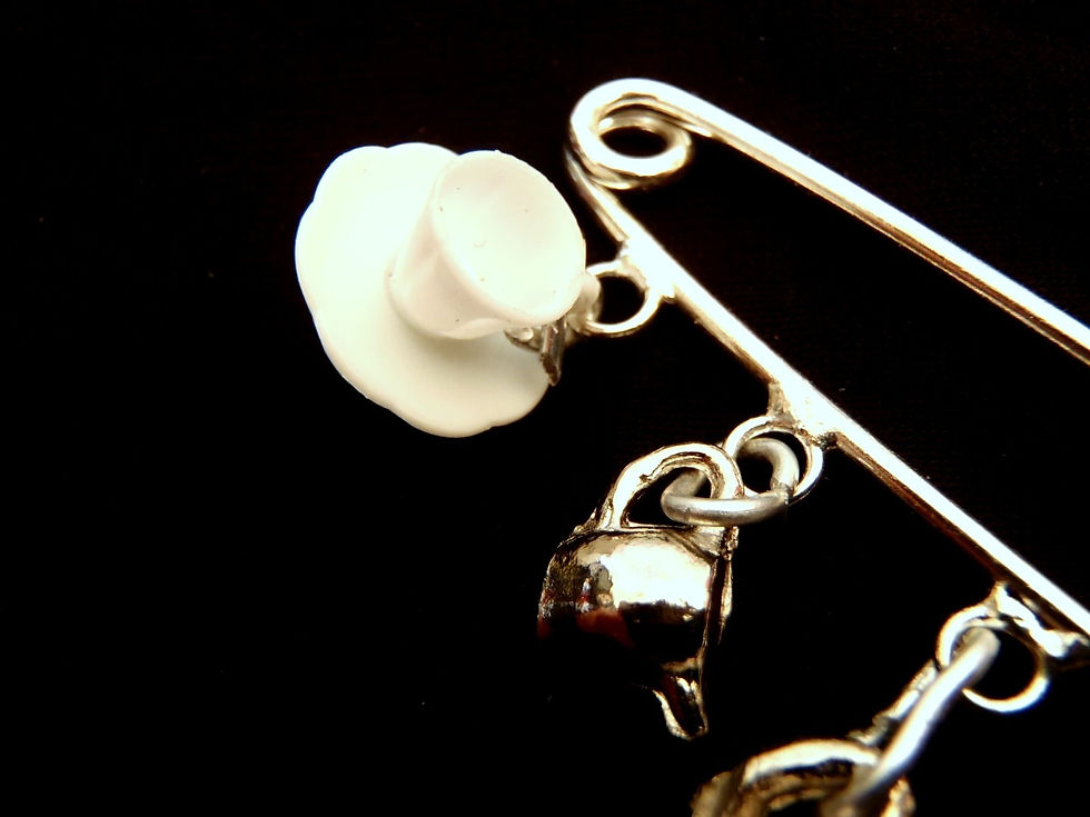 Thumbnail: Tasse de la broche tea o clock par The Sausage Jewels
