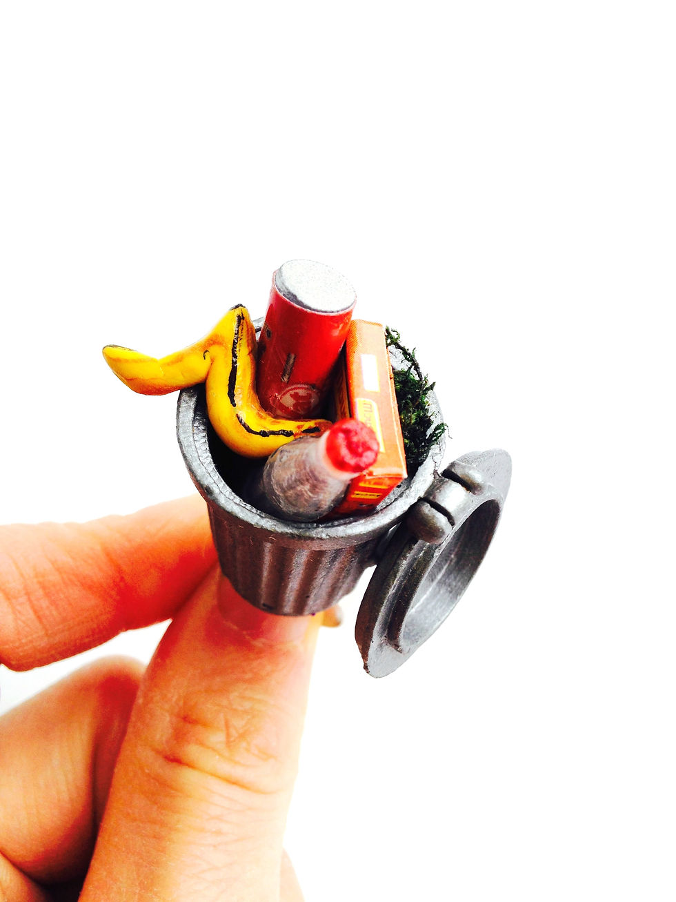 Thumbnail: Bague LA POUBELLE, (pour aller danser) détritus miniatures