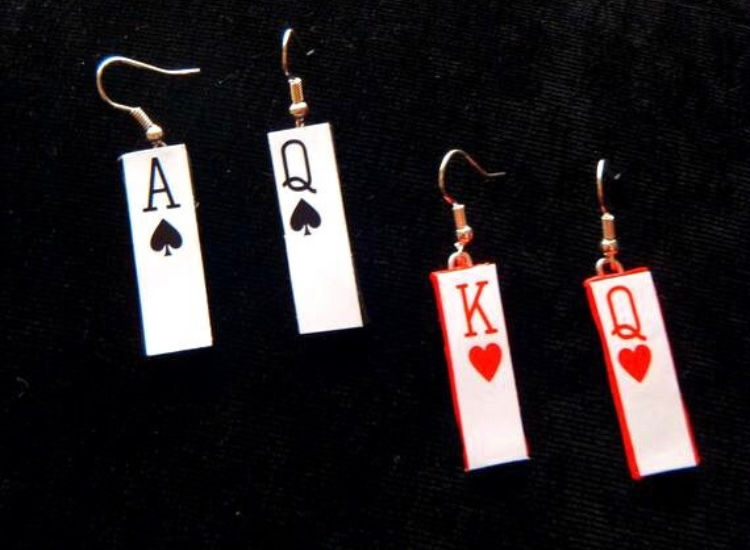 Thumbnail: Boucles d'oreilles PIQUE ET PIQUE cartes à jouer base polymère ou cartonnée