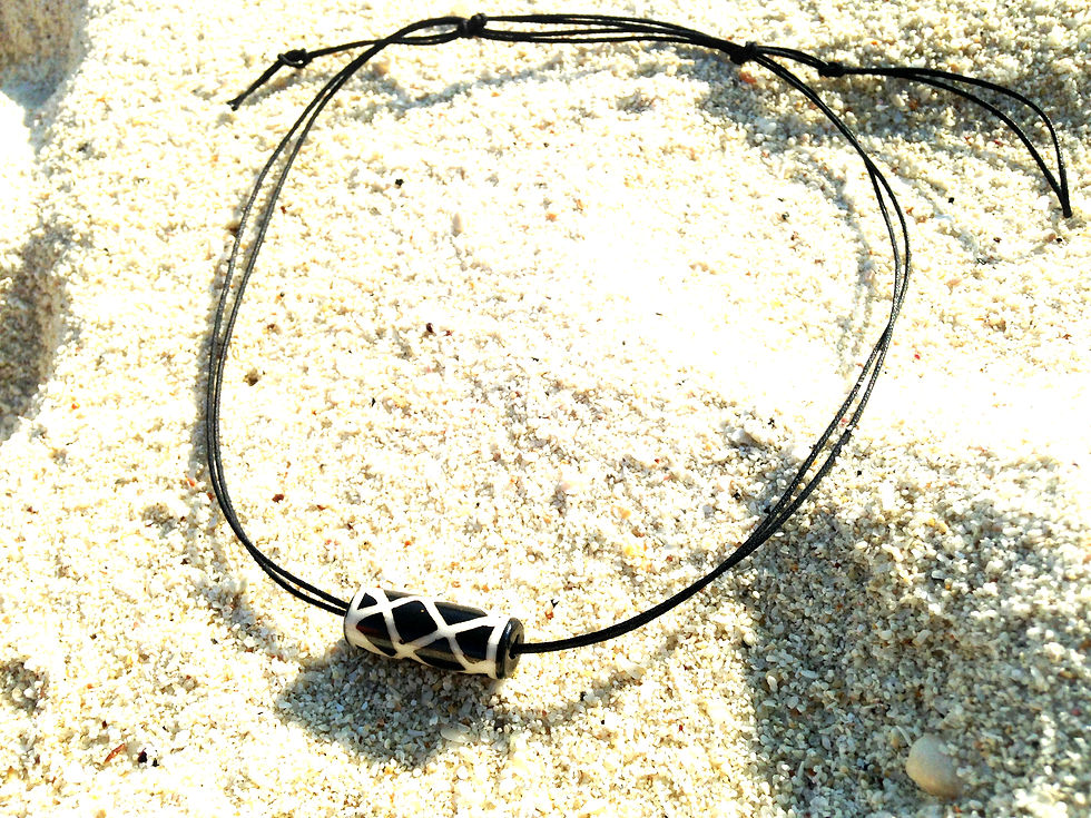 Thumbnail: vue d'ensemble sur le sable du collier noir et blanc ras du cou sea of sun