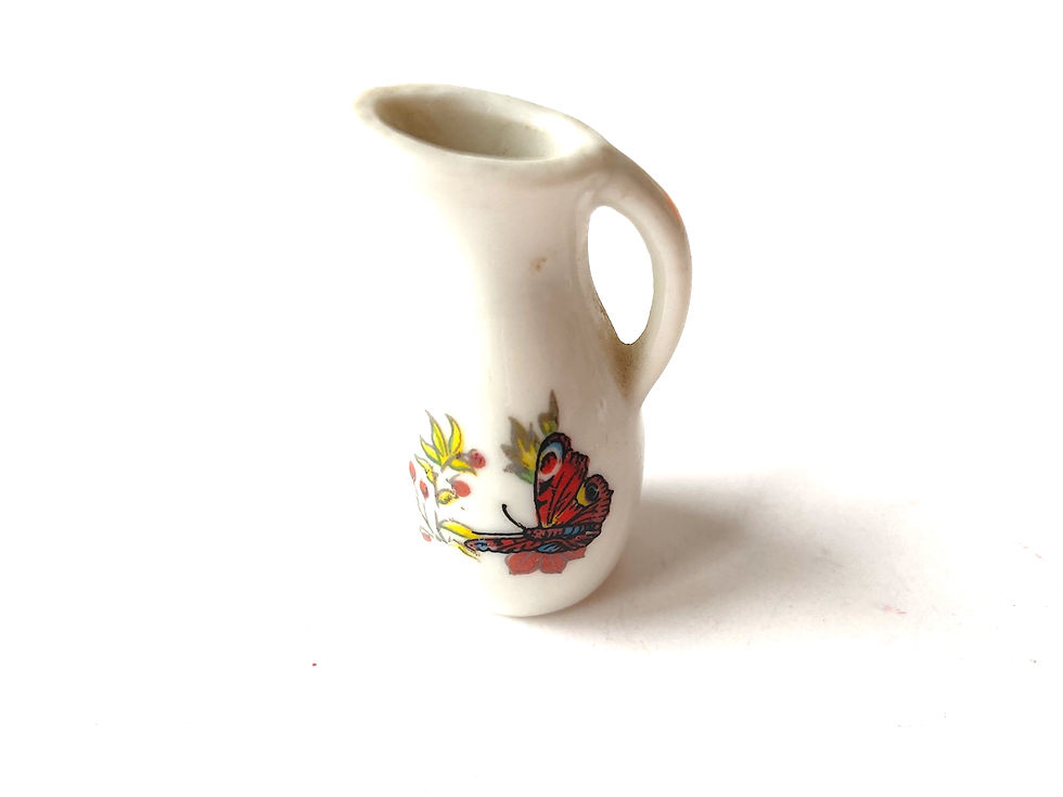 Miniature : Cruchette miniature porcelaine avec un papillon