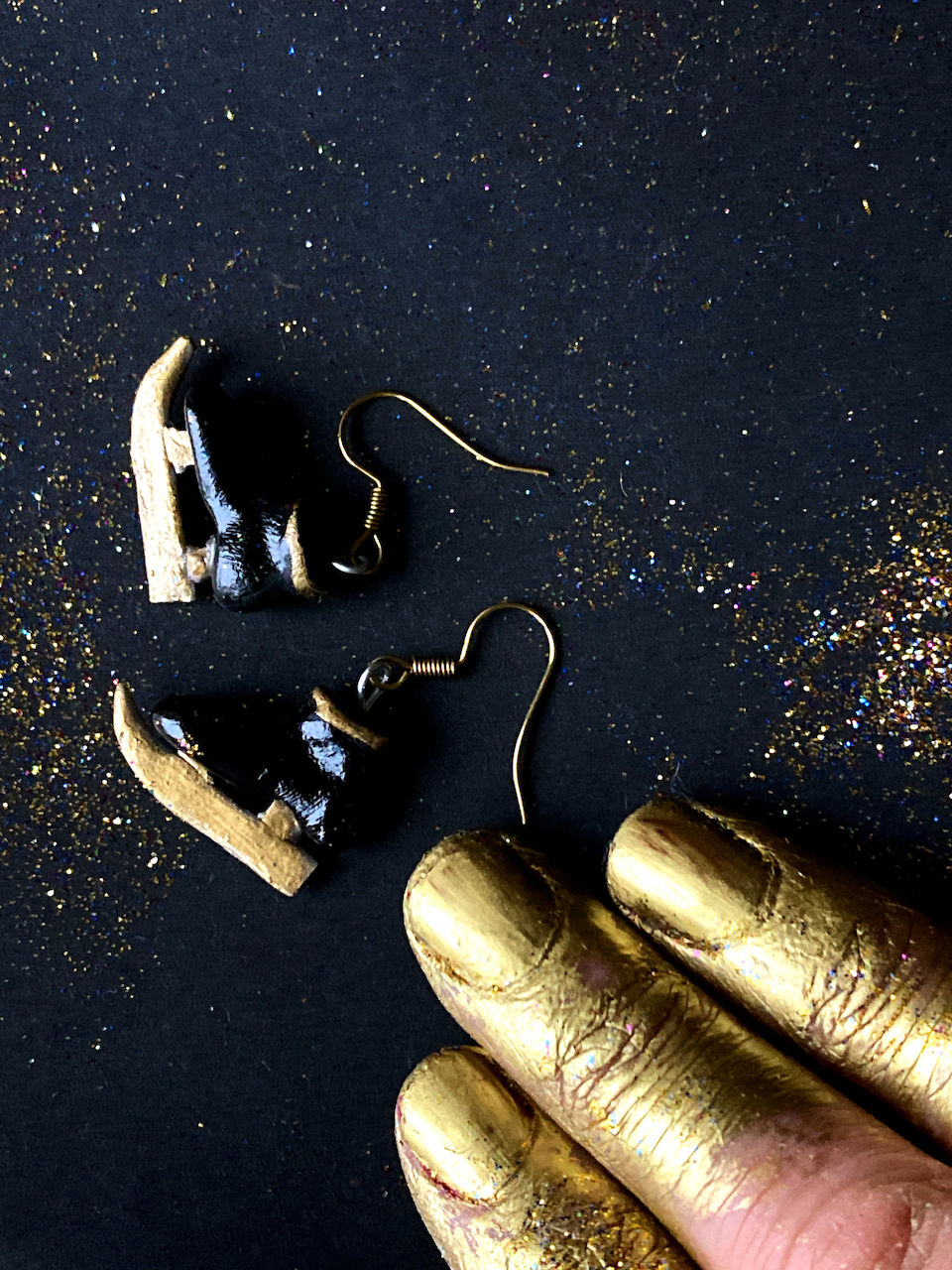 Thumbnail: bijou boucles d'oreilles patins à glace noir et or pate polymere doigts dorés