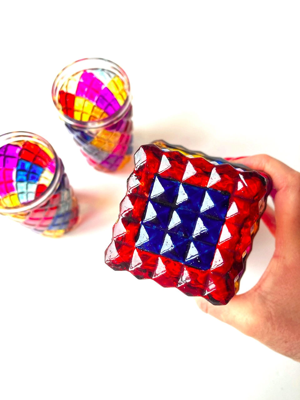 Miniature : Carafe à whisky peinte à la main et deux verres multicolores arlequin