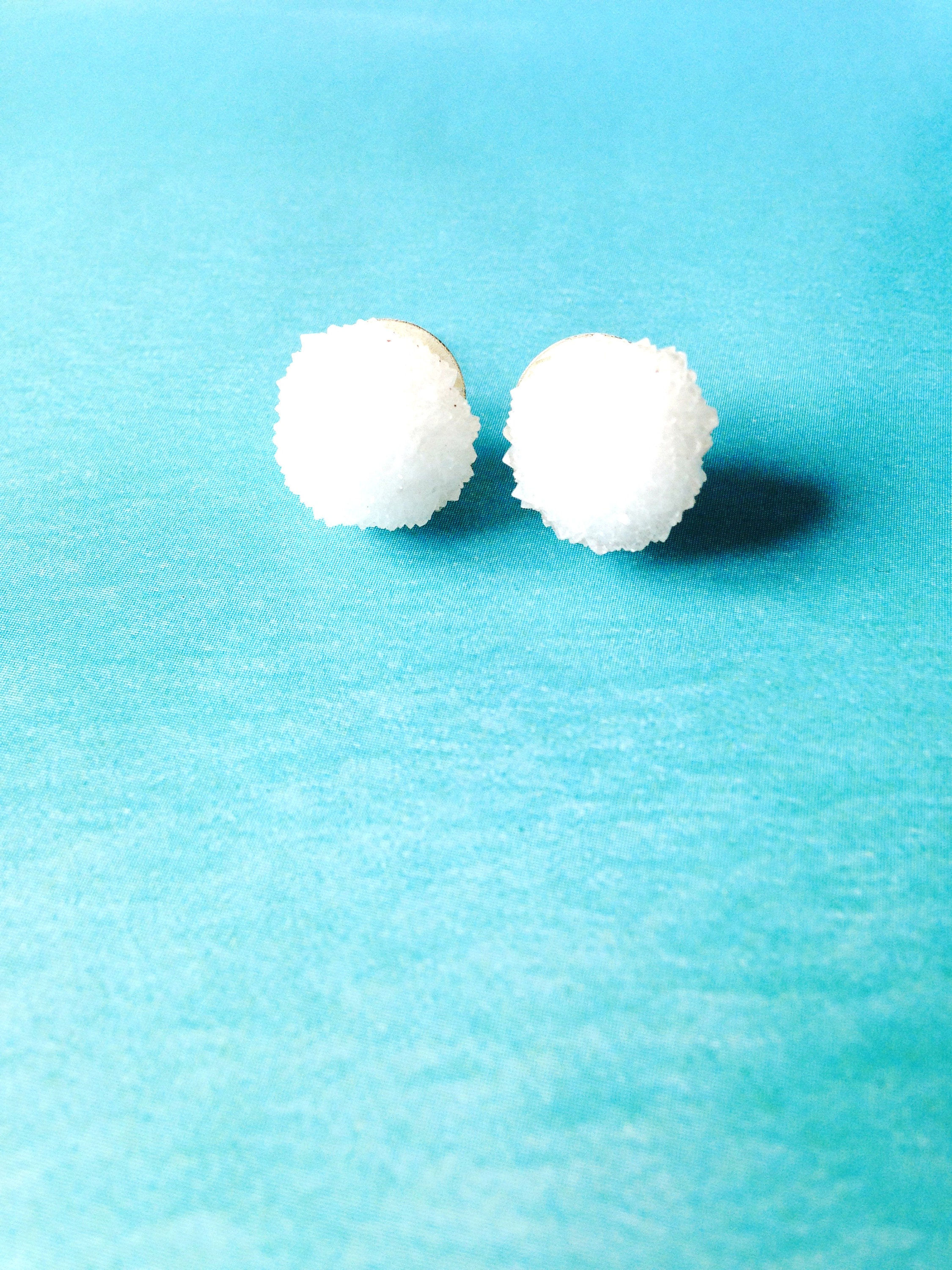 Puces d'oreilles en QUARTZ blanc pur cristallisé avec pic argenté