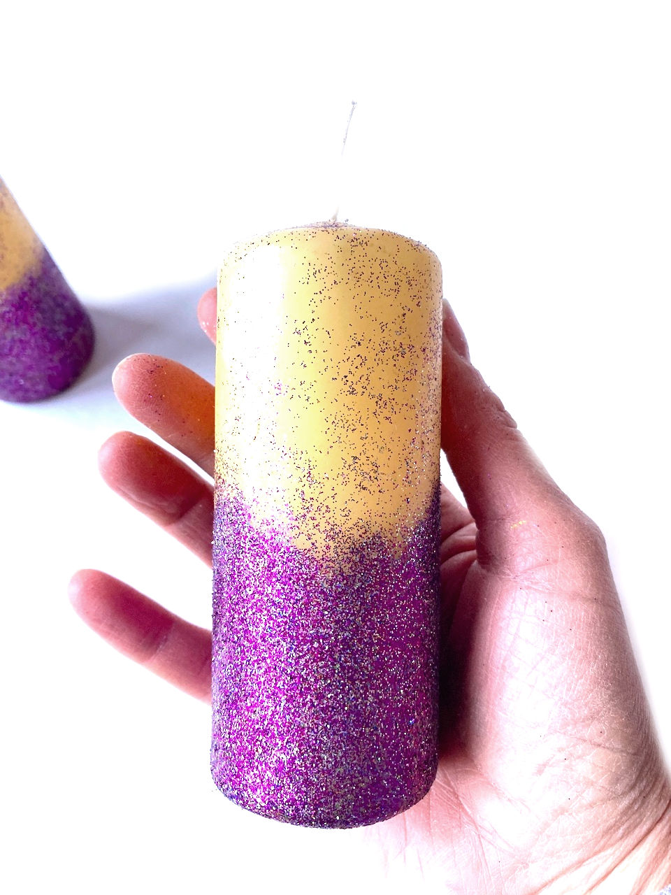 Miniature : main avec bougie blanche peinte a la main customisee violet