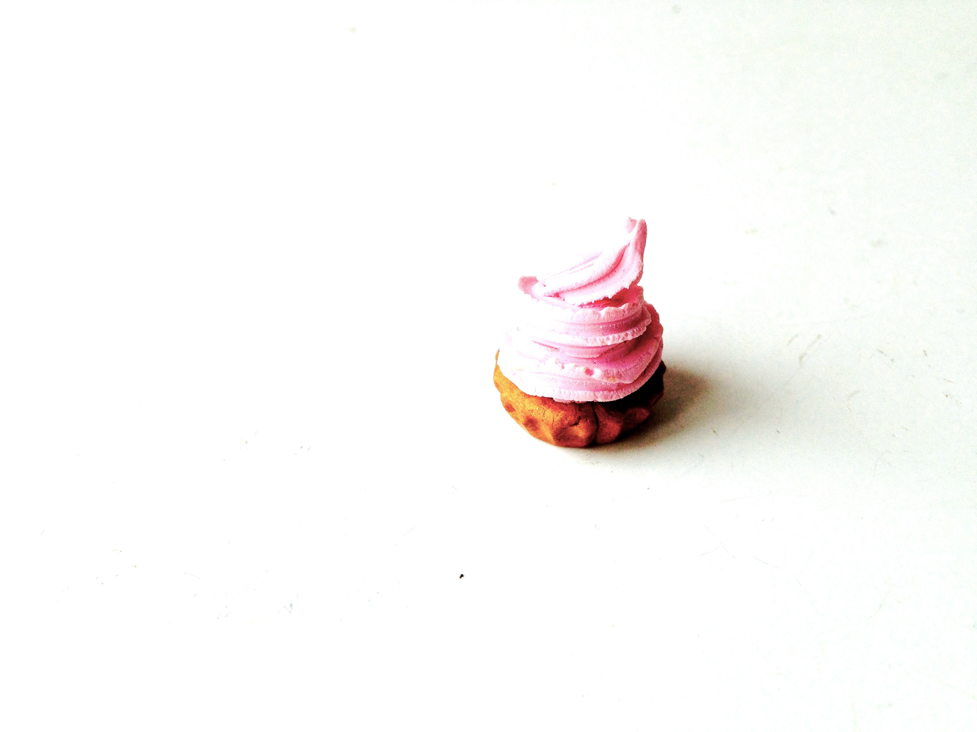 Gâteau à la crème miniature, fait main rose, en pâte polymère échelle 1:12